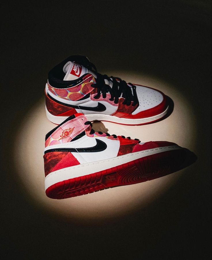 Air Jordan 1 High OG “Spider-Man: Across the Spider-Verse” Glow in Dark