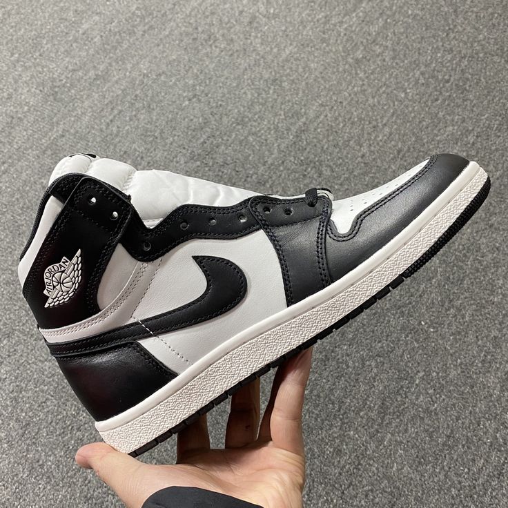 Air Jordan 1 Retro High OG 'Black White'